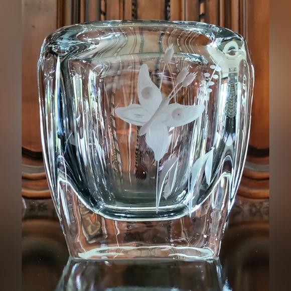 5 1/2" Tall Crystal Butterfly 🦋 Vase - Picture 4 of 13